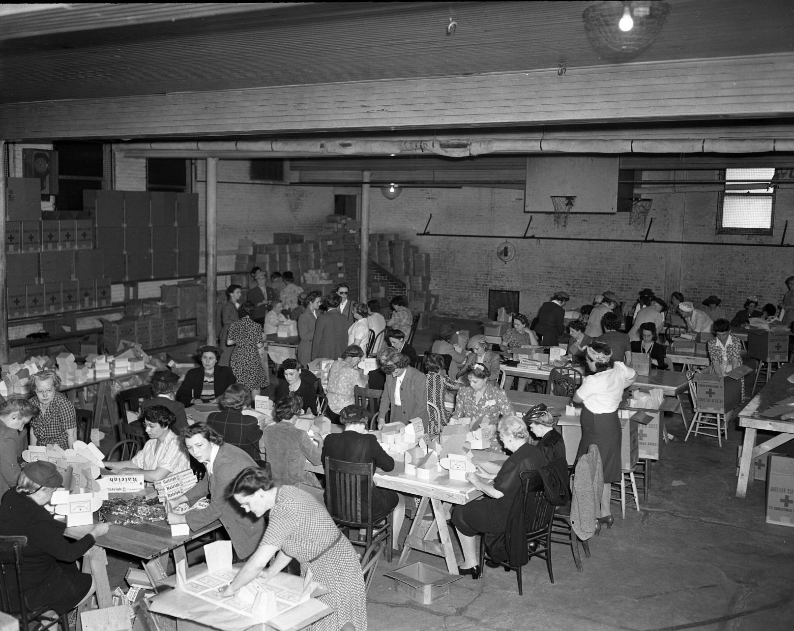 Christmas boxes for troops SL11437.jpg